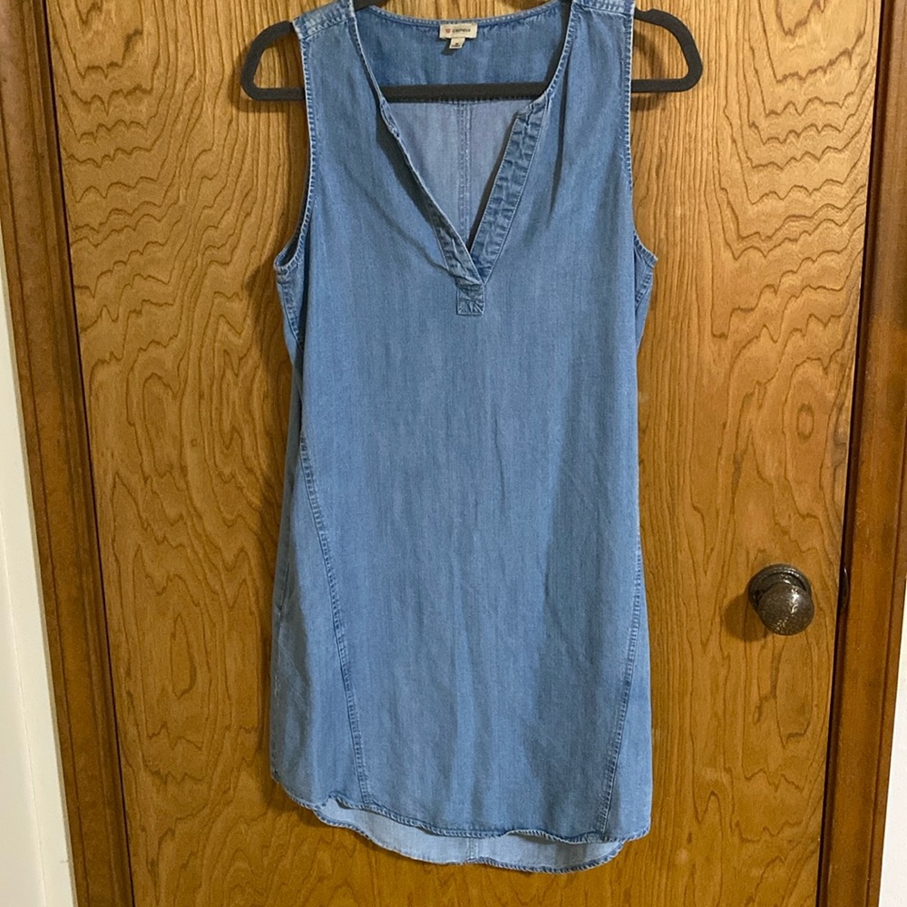 Cremieux Chambray V Neck Sleeveless Dress with pockets Medium knee length